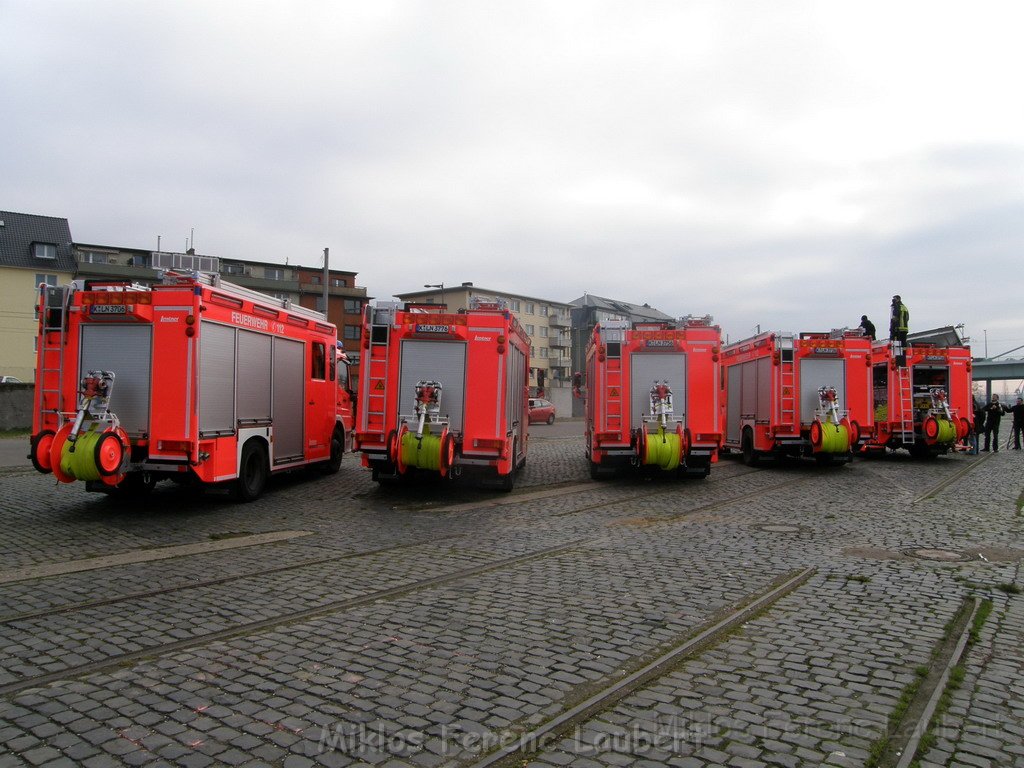 Neue LF`s fuer Koeln Uebergabe in Koeln Deutz an den Wachen  P028.JPG